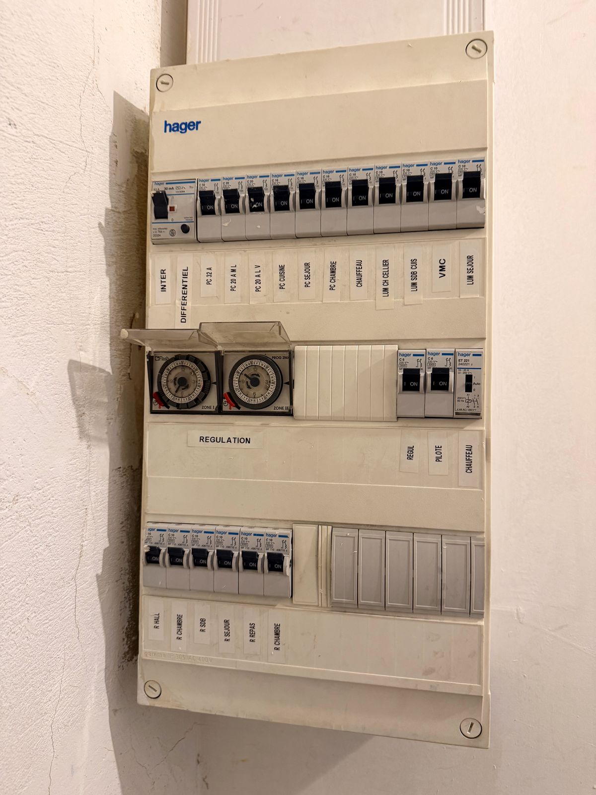 Ancien tableau à fusibles avec module de régulation, avant remplacement