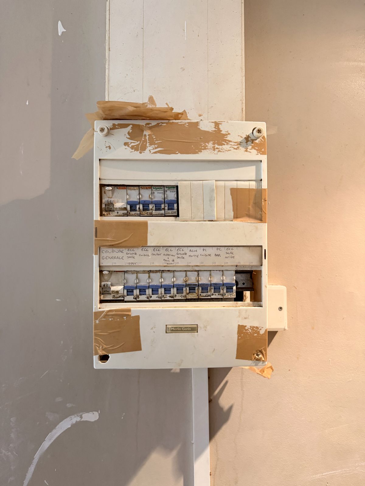 Ancien tableau électrique avec repères manuscrits, relevé avant diagnostic