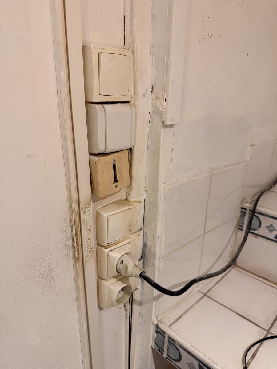 Anciennes prises et interrupteurs endommagés repérés avant remplacement