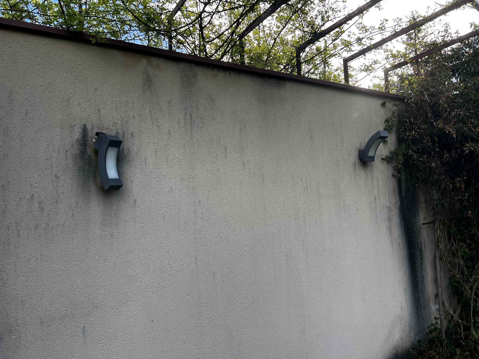 Anciennes appliques murales extérieures avant remplacement