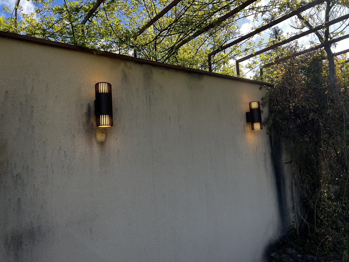 Deux appliques extérieures LED allumées sur façade