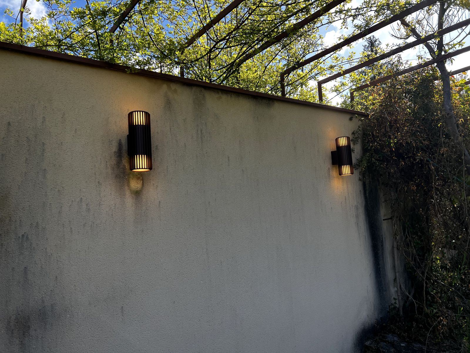 Nouvelles appliques murales extérieures allumées sous une pergola