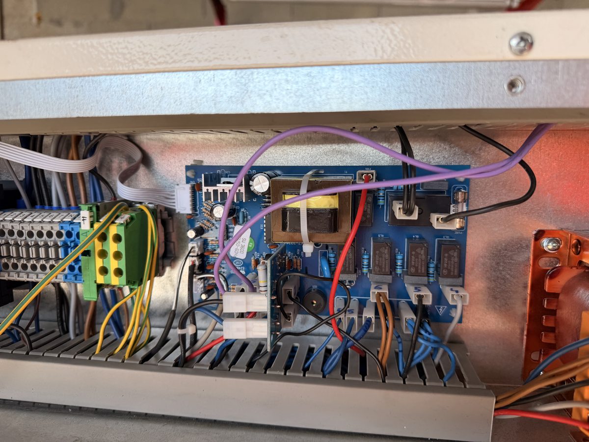 Câblage d’armoire électrique sur borniers avec tresse de masse