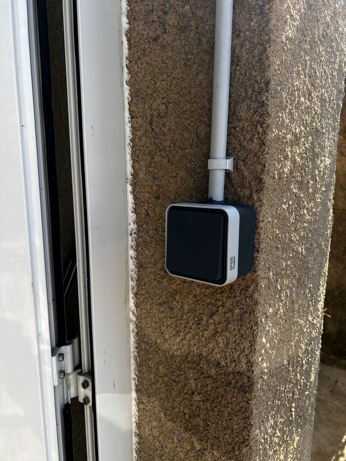 Boîte de dérivation extérieure posée avec conduits