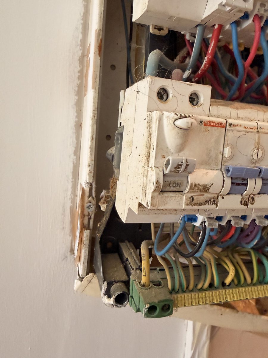 Borniers et porte-fusibles anciens sur rail oxydé
