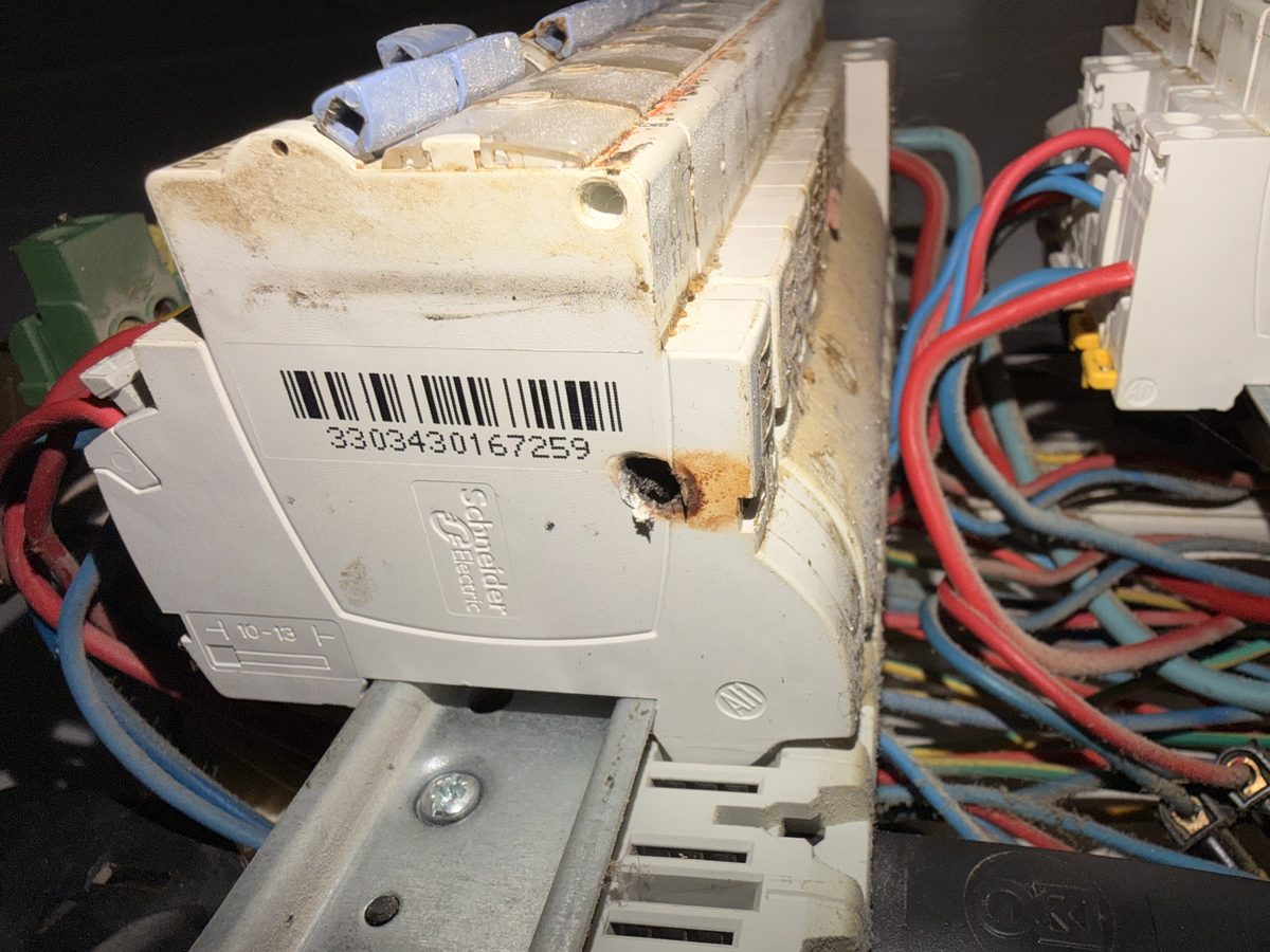 Appareil modulaire endommagé par la chaleur, boîtier fondu