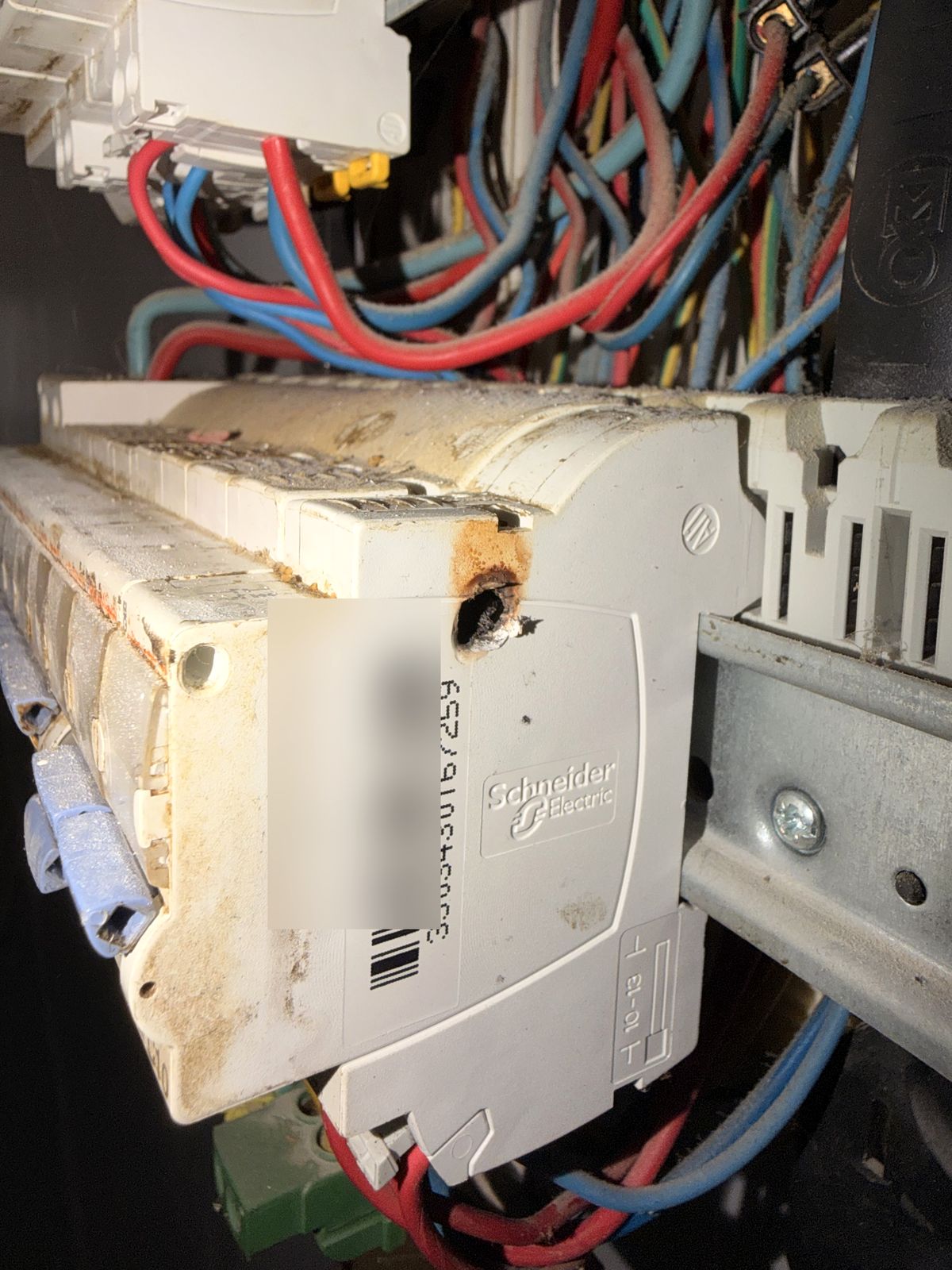 Composant électrique détérioré constaté lors d’un examen de tableau