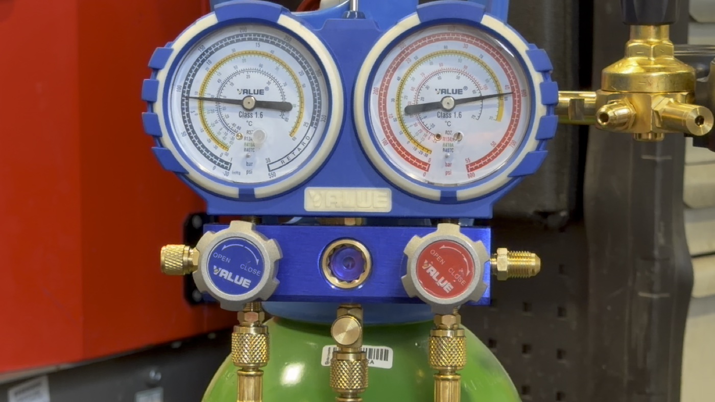 Manifold utilisé pour le contrôle frigorifique sur chantier