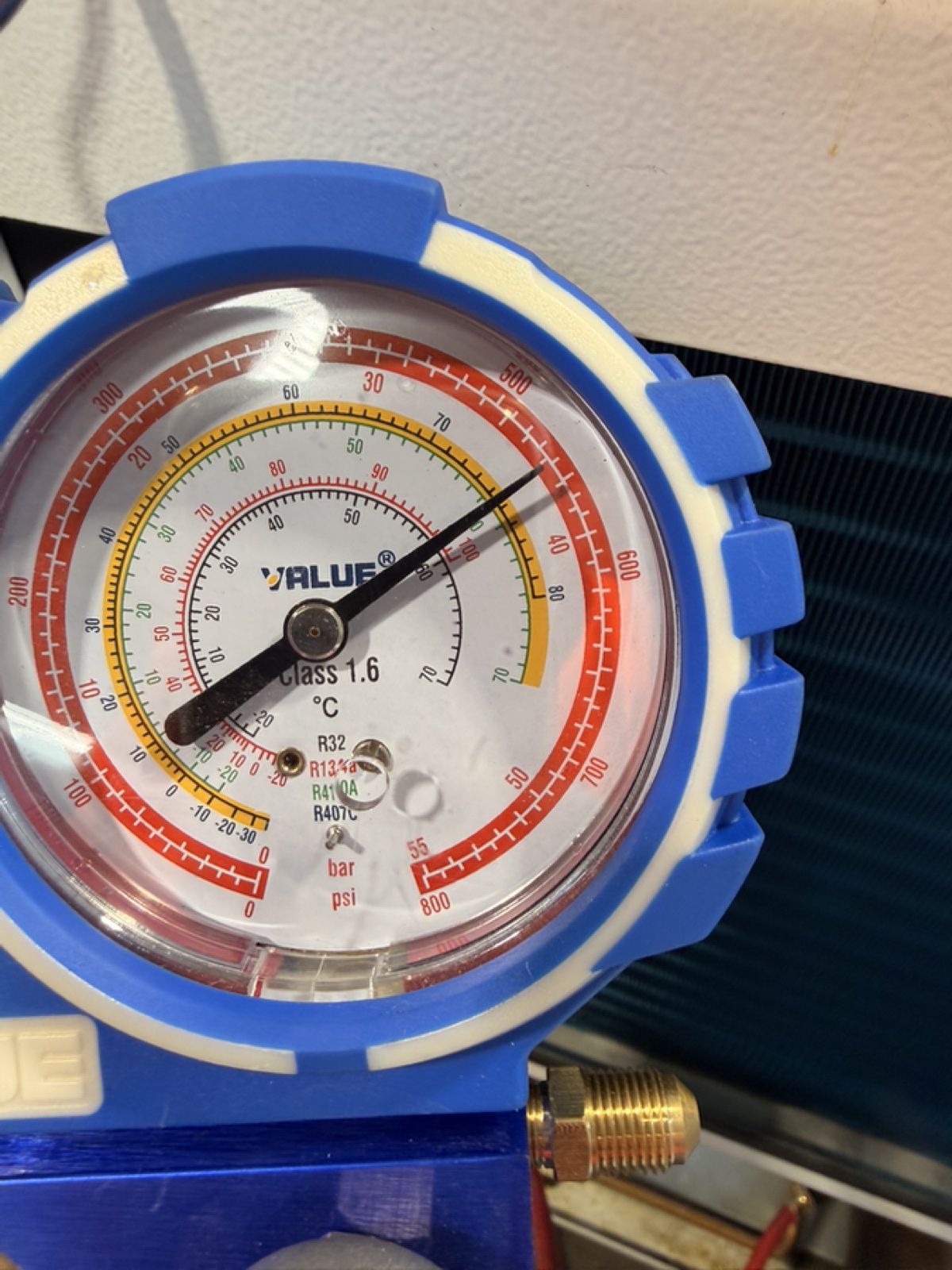 Manomètre utilisé lors d’un diagnostic de climatisation ROGER