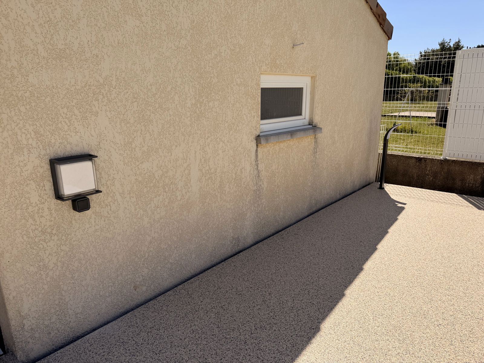 Façade et accès de la maison où l’éclairage extérieur a été installé