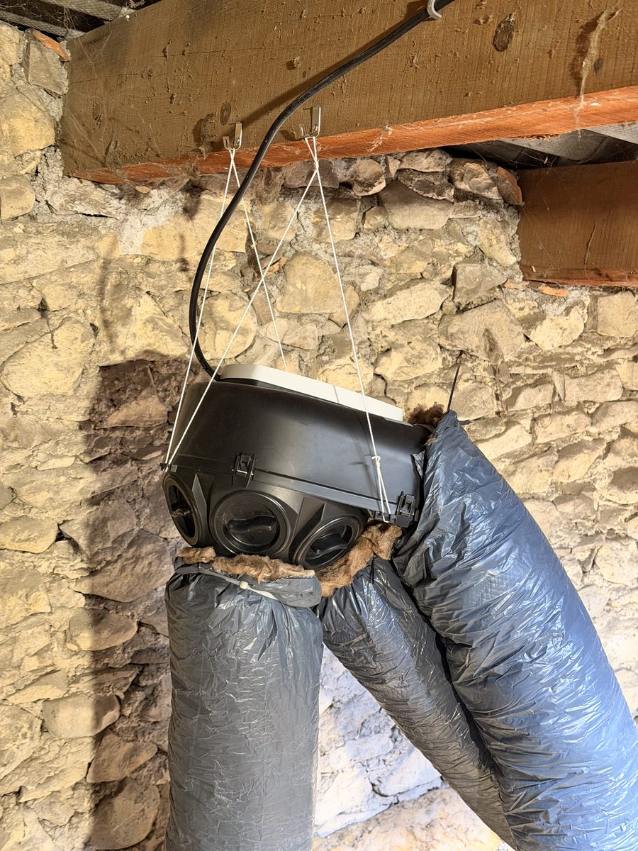 Gaines souples isolées posées dans des combles