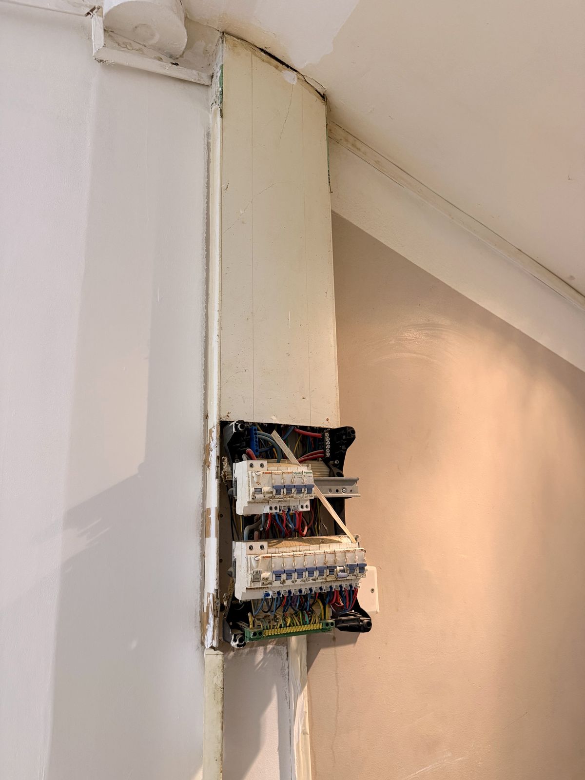 Coffret électrique ancien avec appareillage usagé