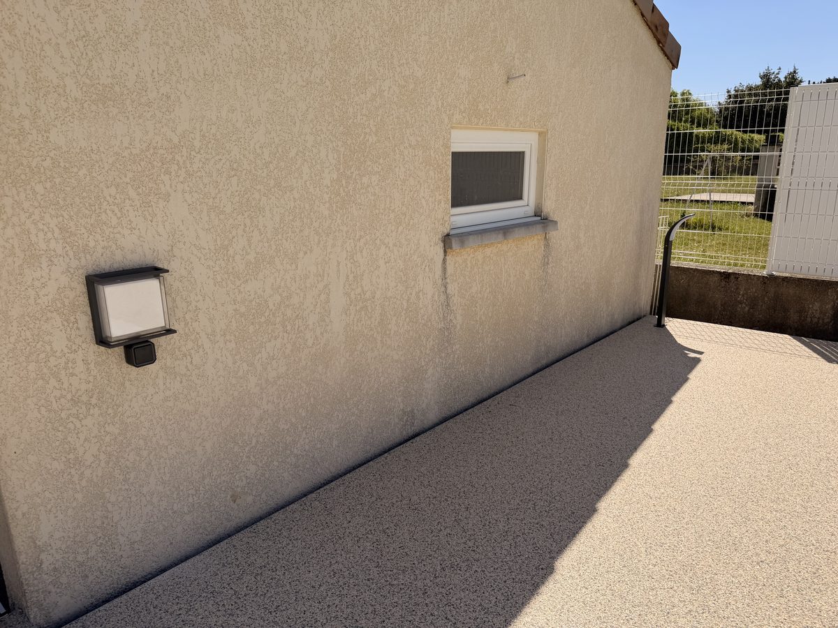 Lanterne extérieure posée et raccordée sur façade