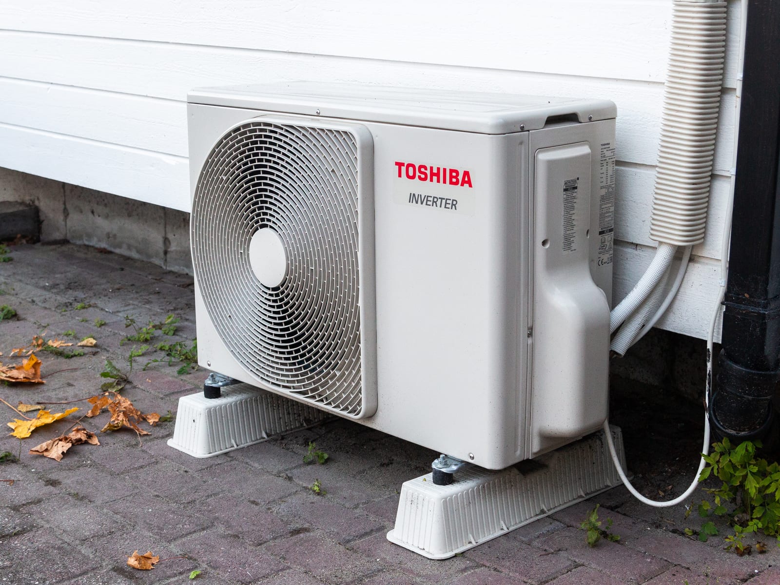 Unité extérieure Toshiba Inverter installée contre la façade d’une maison