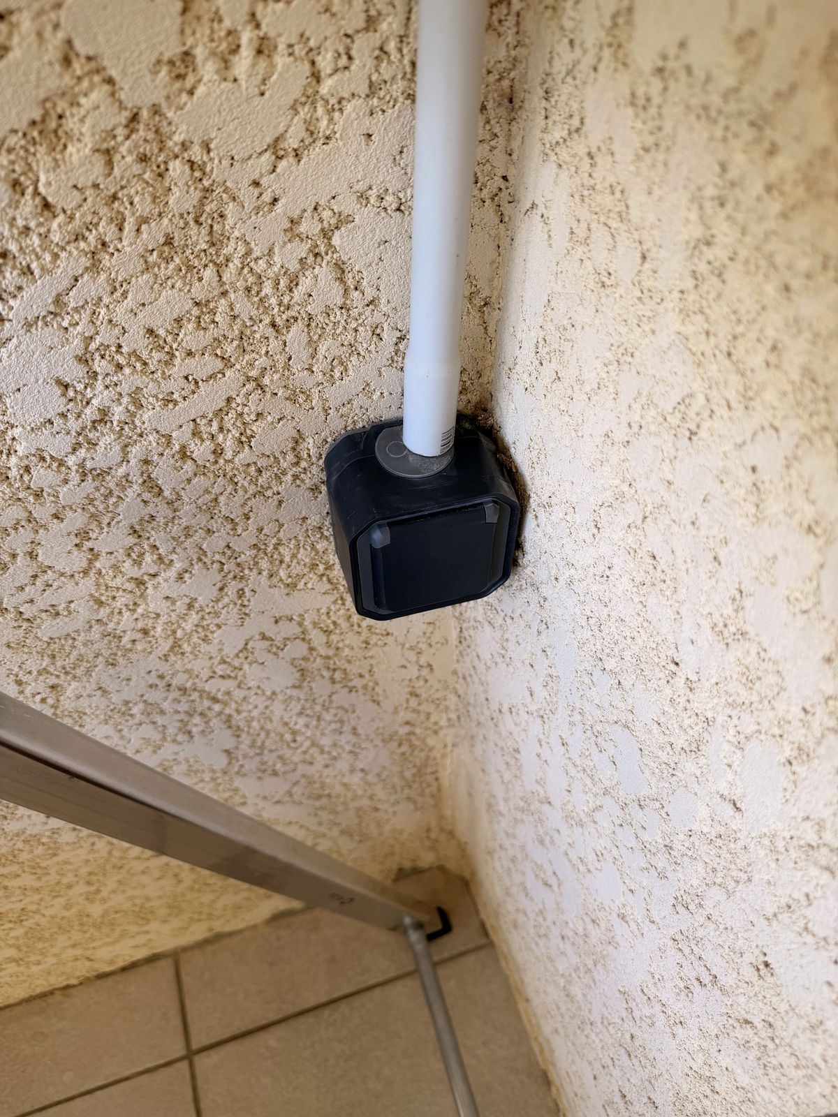 Prise extérieure étanche posée sur façade enduite