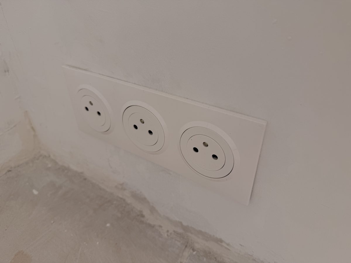 Triple prise de courant posée dans un logement en rénovation