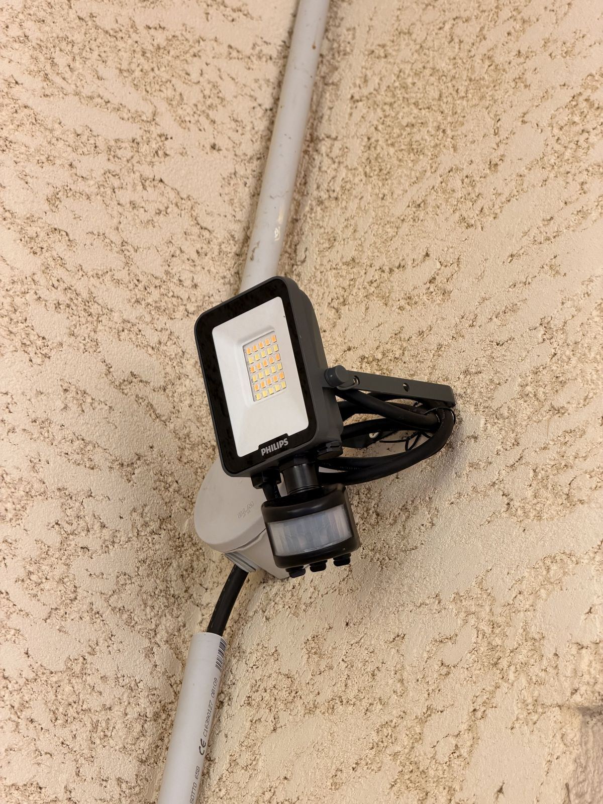 Projecteur extérieur avec détecteur de mouvement fixé au mur
