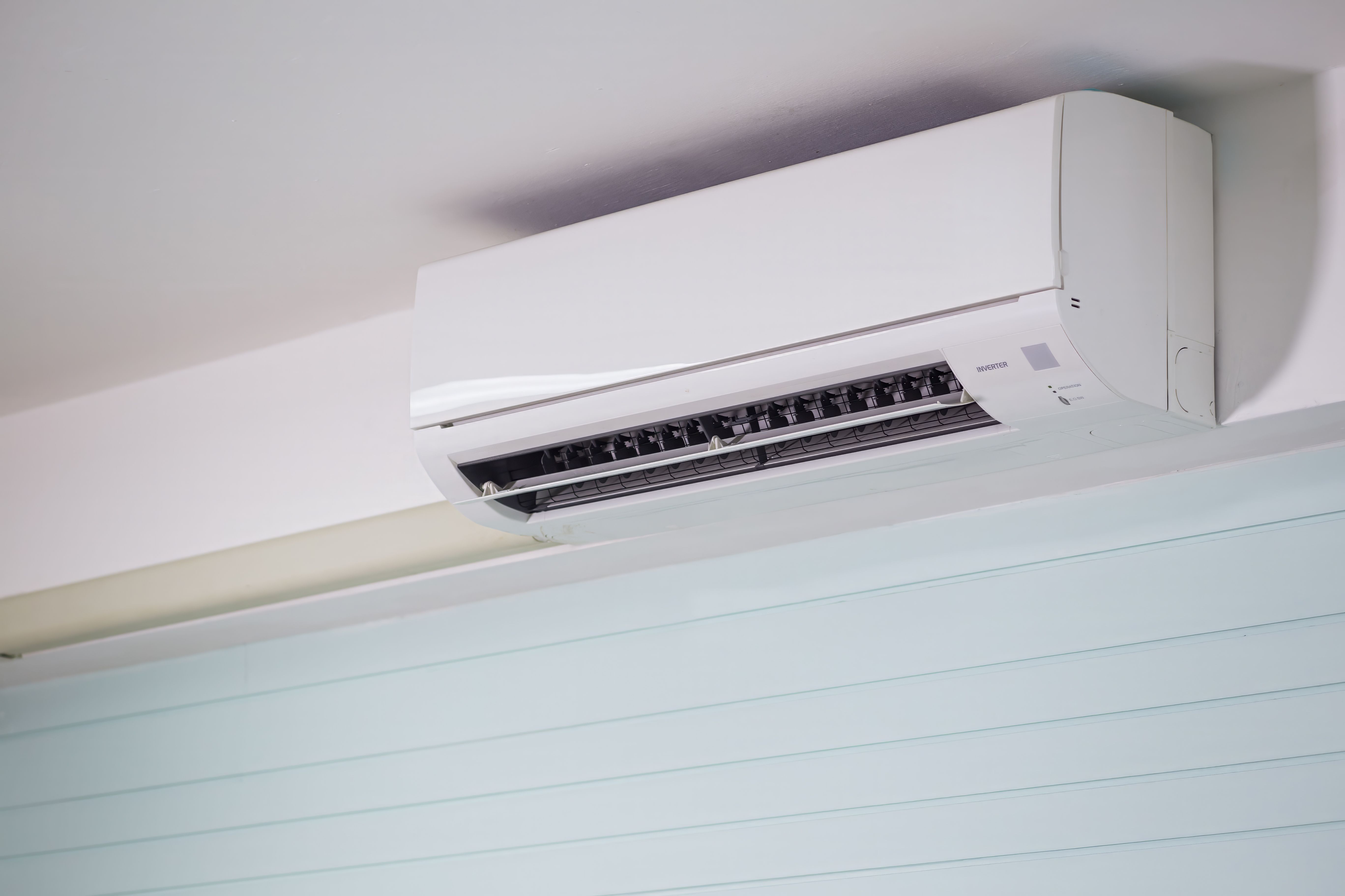 Unité intérieure de climatisation split dans un intérieur lumineux